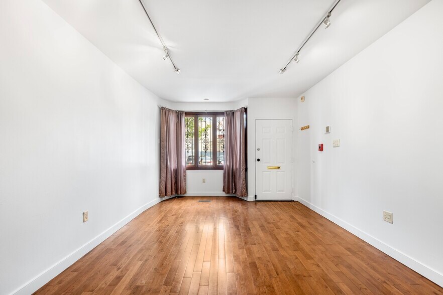 Building Photo - 532 S 15th St