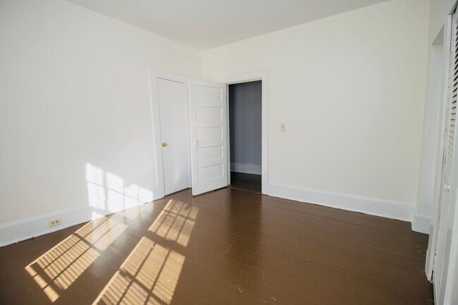 Building Photo - 3 Bedroom, 2 Bath Walking Distance to 5 Points, Close to USC - Available for the 2026-2027 School...