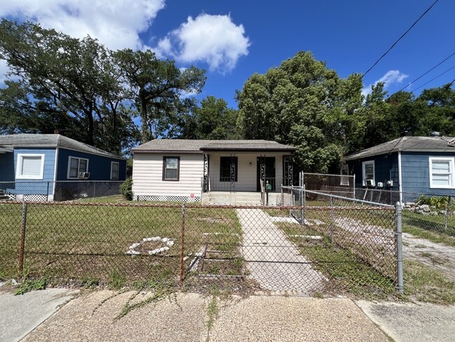 Building Photo - 2110 Brackland St