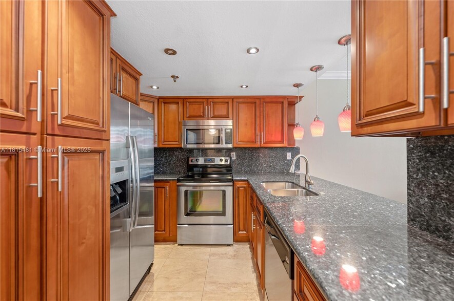 Building Photo - 540 Brickell Key Dr