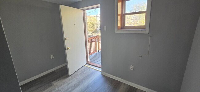 Building Photo - 2 Bedroom Apartment
