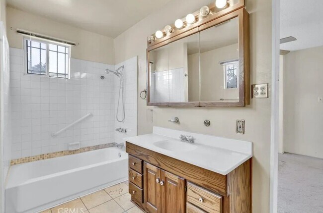 Building Photo - 1105 W 156th St