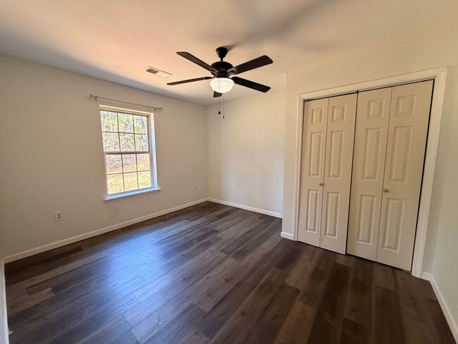 Building Photo - Welcome to this conveniently located home in Russellville, AR, a place where comfort meets style.