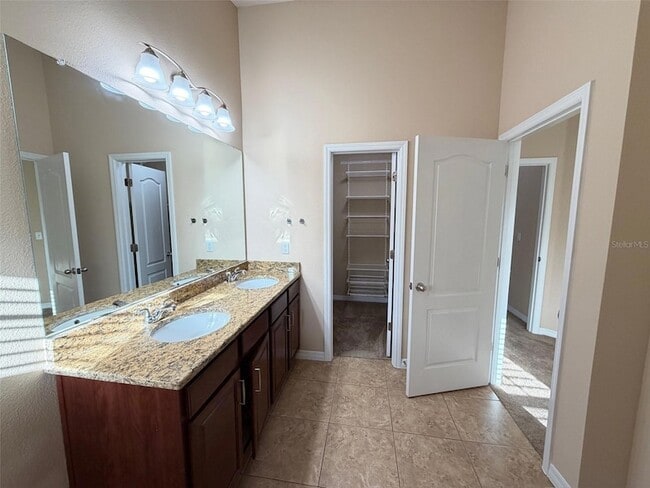 Building Photo - 5722 Kinglethill Dr