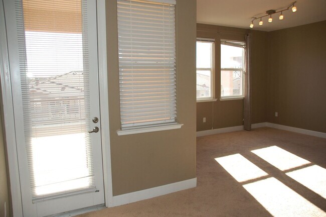 Building Photo - Nice Condo w/Garage in Roseville