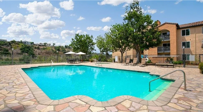 Building Photo - Awesome Condo - Complex W/ Pool, Gym & BBQ...