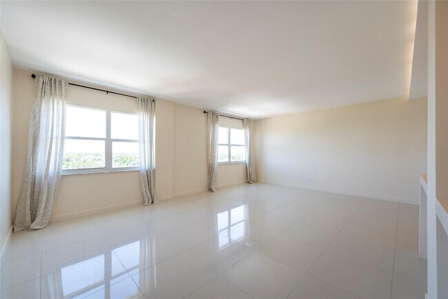 Building Photo - 2555 NE 11th St