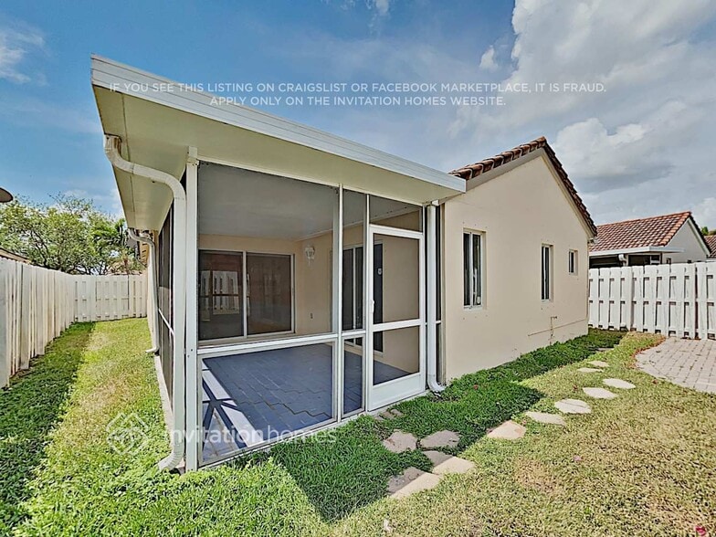 Building Photo - 1380 Presidio Dr