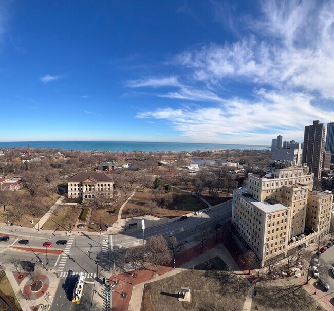 Building Photo - 1960 N Lincoln Park W