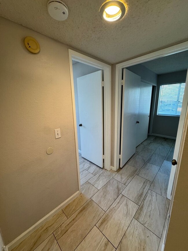 Building Photo - 2 Bedroom 1 Bathroom Condo