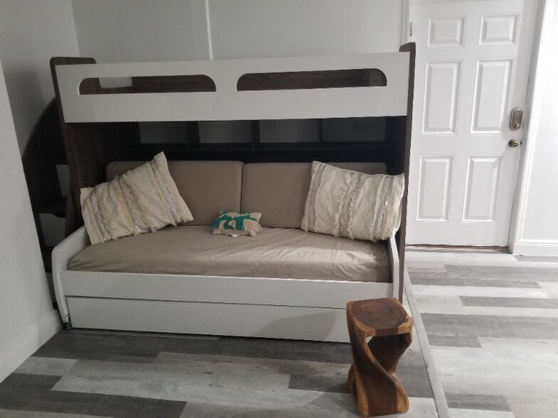 Building Photo - 1585 Maxwell Ln