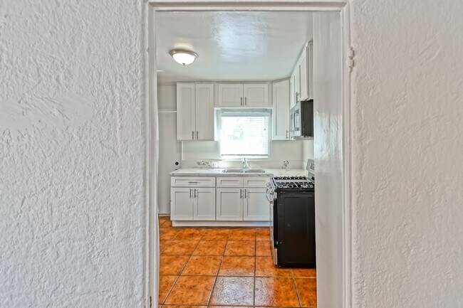 Building Photo - 3809 Crest Dr