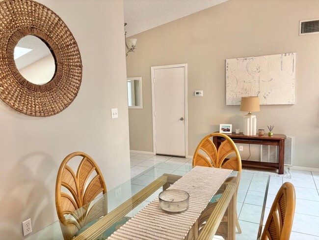 Building Photo - 1626 Lara St NE