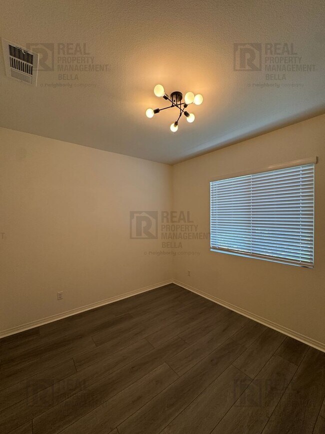 Building Photo - Cul-De-Sac Home in Heritage Lake Featuring Downstairs Bedroom & Bath + Loft