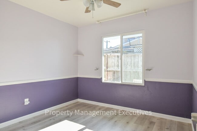 Building Photo - 2 Bedroom, 1 Bath Duplex Unit near Beach