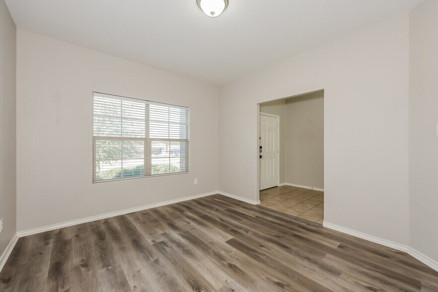 Building Photo - 1720 Kings Glen Ln