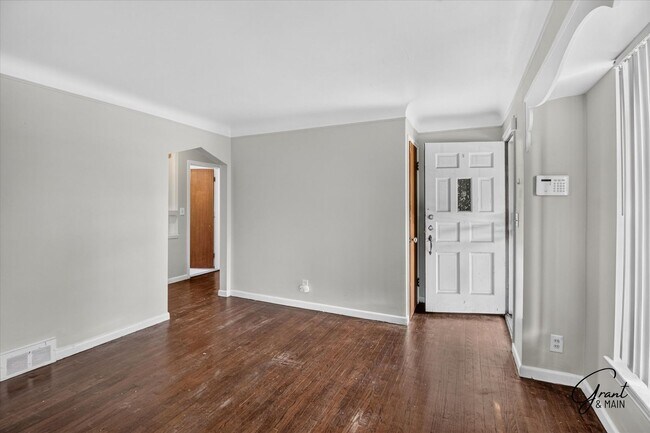 Building Photo - $1300 3 bedrooms