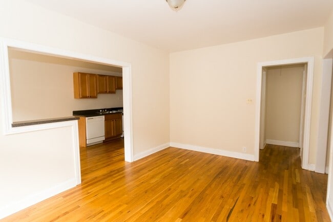 Building Photo - 665 W Cornelia Ave