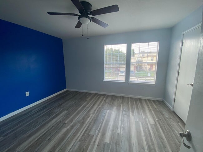 Building Photo - 5713 Silver Screen Dr