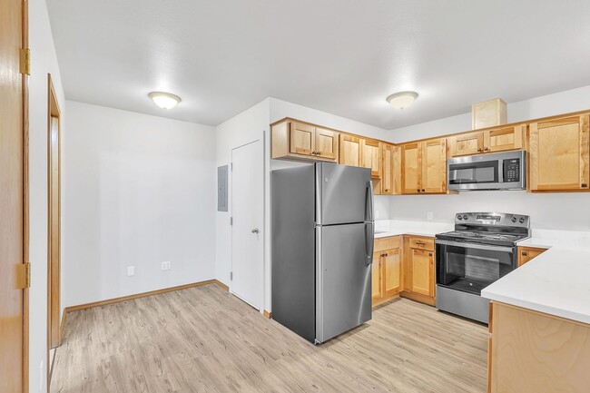 Building Photo - $1,100/month |Fully Remodeled Ground Floor...