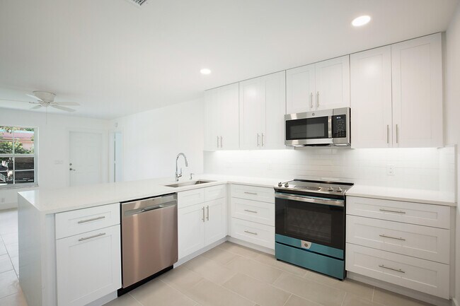Building Photo - 705 New York St