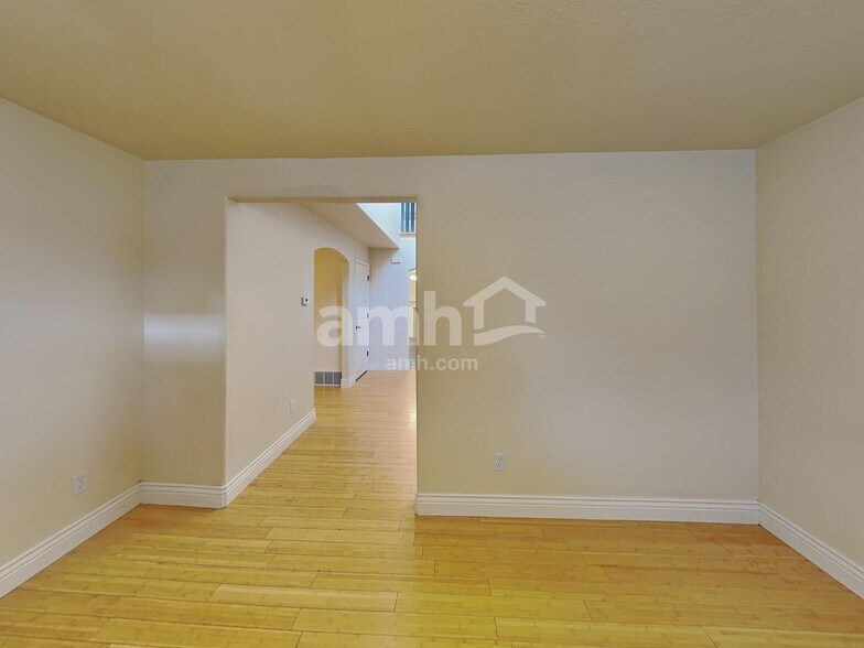 Building Photo - 10766 N Cypress