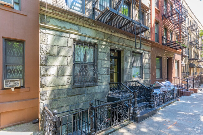 Building Photo - 321 E 85th St