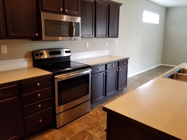 Building Photo - Single level home with 4 bedrooms and open floor plan UNFURNISHED