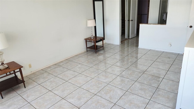 Building Photo - 405 N Ocean Blvd