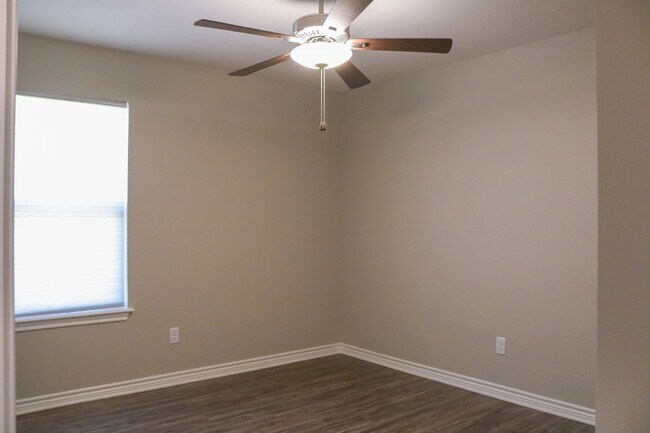 Building Photo - 5421 Meadow Ridge Dr