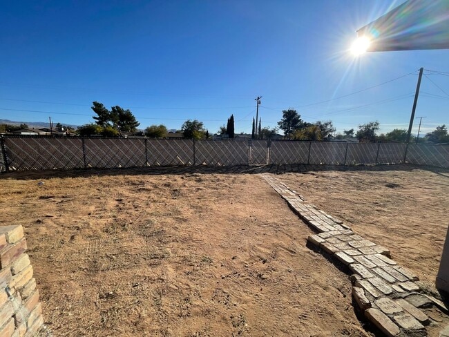 Building Photo - Apple Valley Home 4 Bedrooms, 2 Bathrooms,...