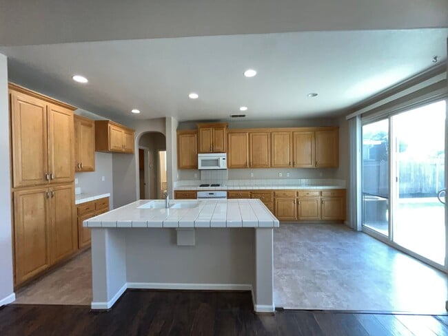 Building Photo - Charming 4BR/3BA/1921SF - Tenant Pays $175...