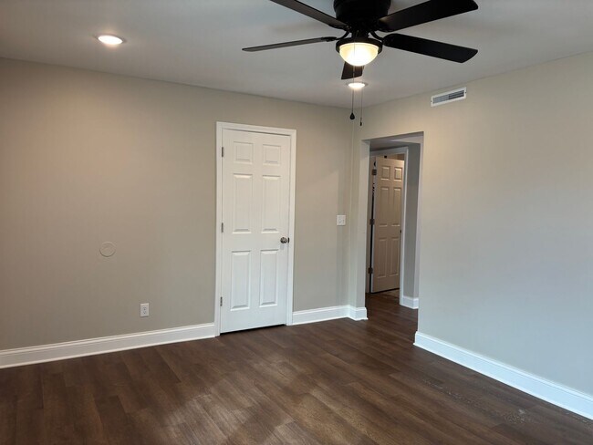 Building Photo - Beautifully Remodeled 3 Bed 1 Bath House