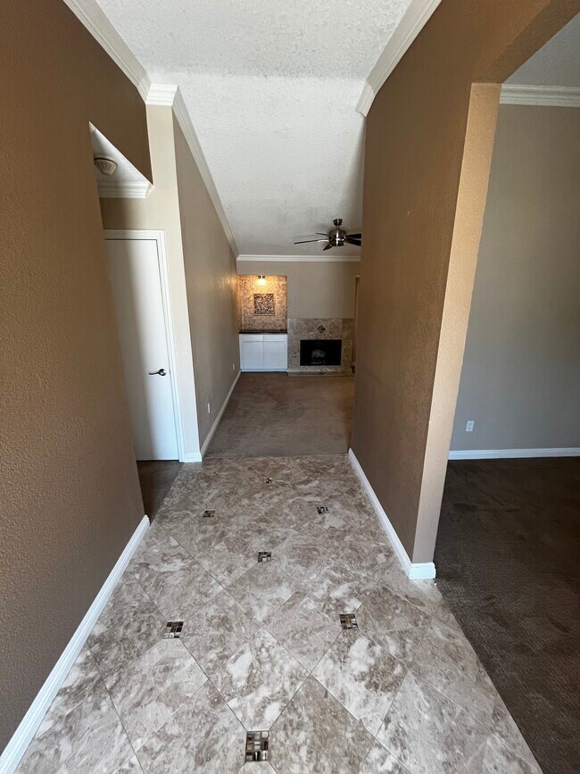 Building Photo - 2266 N Los Alamos Rd
