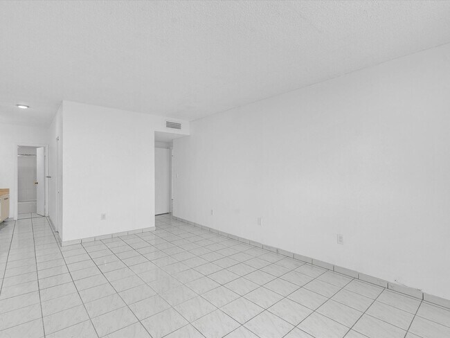 Building Photo - 500 Bayview Dr