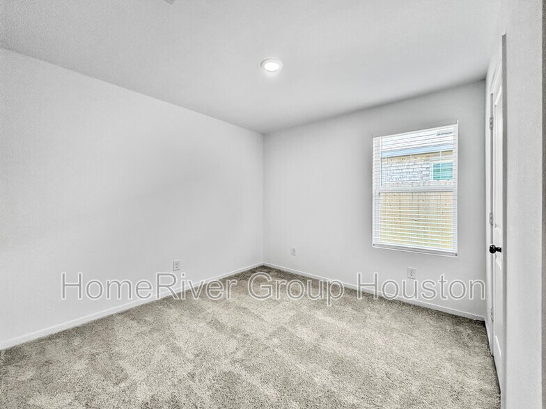 Building Photo - 5822 Starling Dr