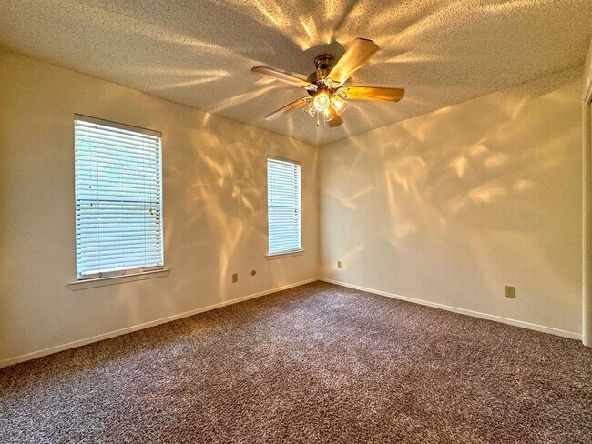Building Photo - 4321 Lakeshore Villa Dr