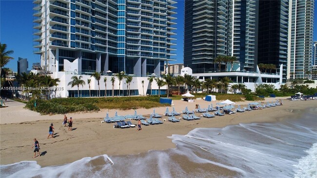 Building Photo - 17001 Collins Ave