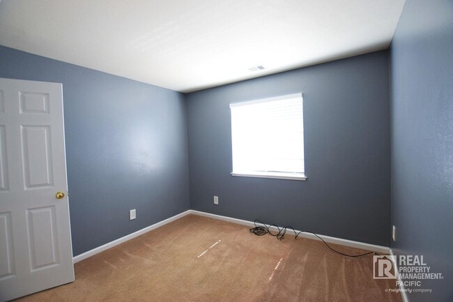 Building Photo - Newly Renovated 4 Bedroom with Parking