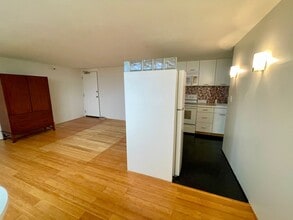 Building Photo - 1 Bedroom/1Bathroom/1Parking Unit Available Soon in Century Park Plaza!