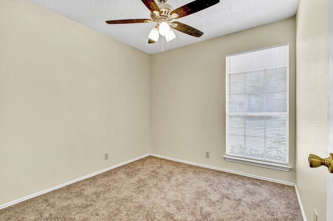 Building Photo - Move-In Ready Condo with Open Layout