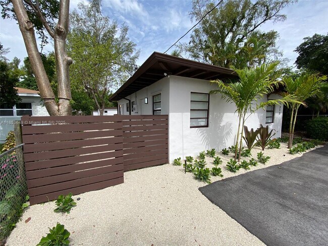 Building Photo - 11310 Peachtree Dr