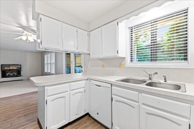 Building Photo - North End 3 Bedroom 2 Bathroom Home