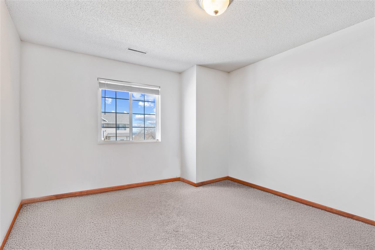 Building Photo - 533 E Goldfinch Dr