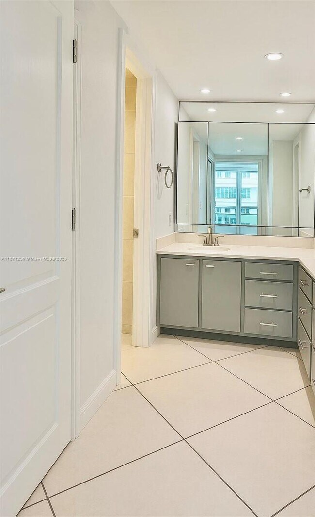 Building Photo - 6039 Collins Ave