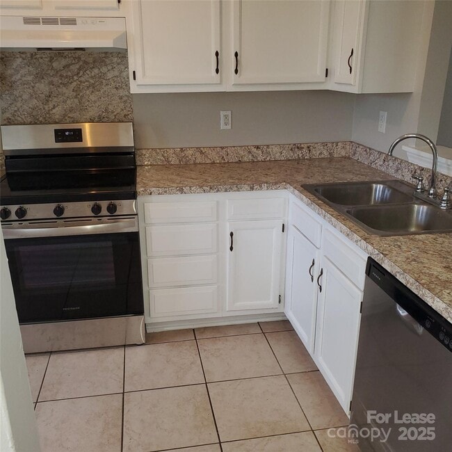 Building Photo - 8236 Golf Ridge Dr