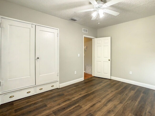 Building Photo - Charming Three bedroom one bath with huge backyard