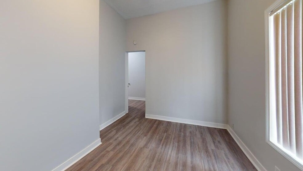 Building Photo - 1043 N Holmes Ave