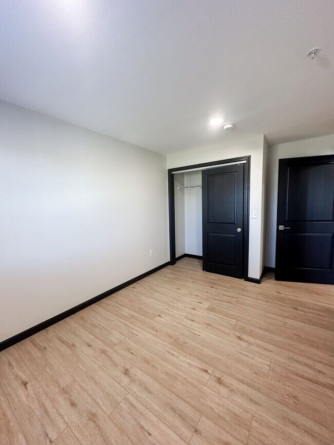 Building Photo - New! Beautiful 2 Bed, 1.5 Bath Apartment i...