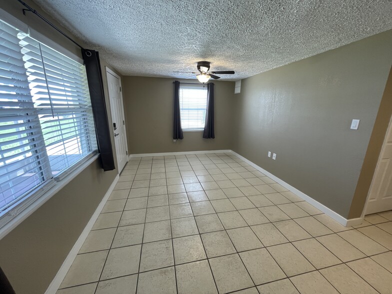 Building Photo - 1221 W Pierce St